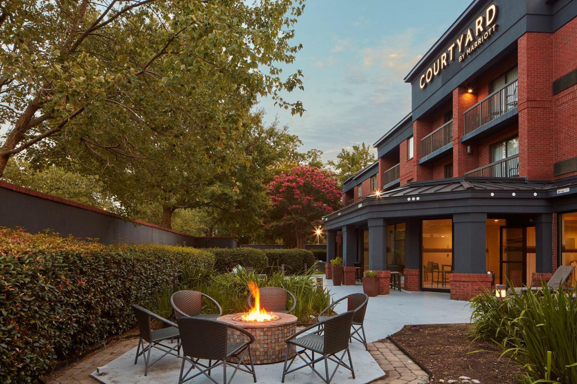 Courtyard Newport News Yorktown Hotel Exterior foto